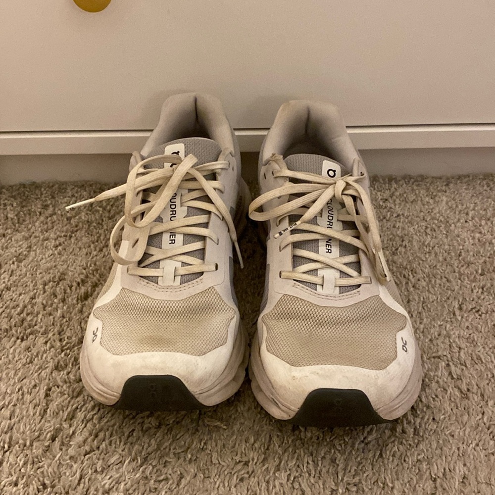 On Cloud Runners White Women’s 8.5